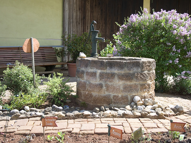 Die „Oase der Düfte“ am Brunnen Die „Oase der Düfte“ am Brunnen